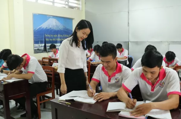 Ảnh: Chị Lê Thị Hồng Hạnh dạy tiếng Nhật cho các lao động chuẩn bị sang Nhật làm việc. Ảnh: Nguyễn Hành